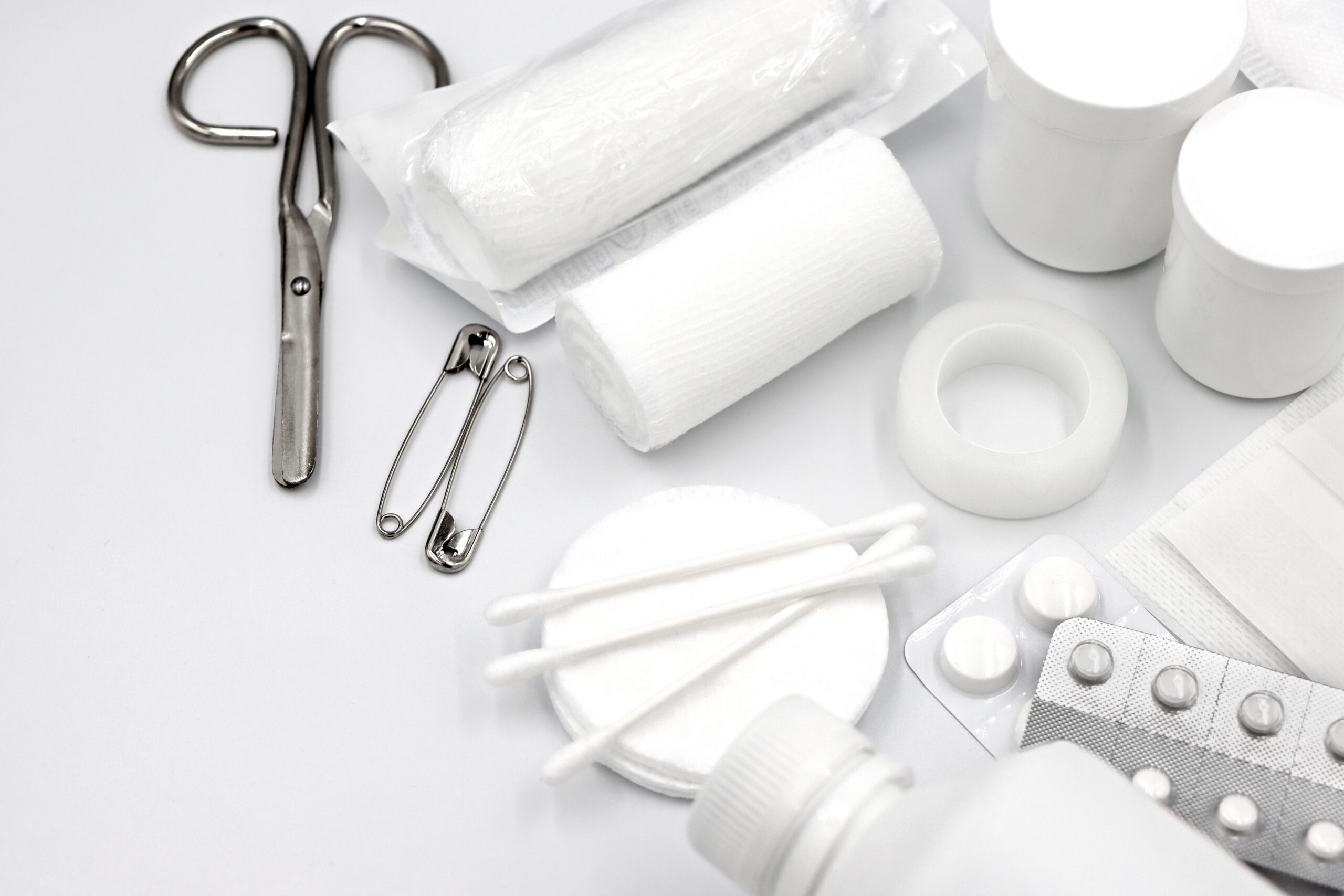 Material de botiquín: vendas, gasas y apósitos